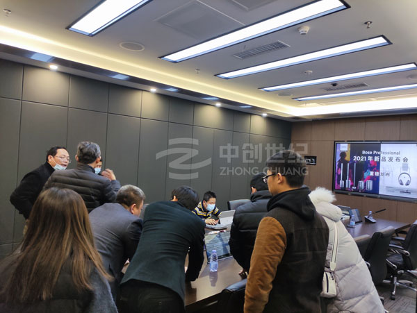 中創(chuàng)世紀(jì)業(yè)務(wù)銷售人員為來(lái)賓們介紹和演示智能會(huì)議室 中創(chuàng)世紀(jì)業(yè)務(wù)銷售人員為來(lái)賓們介紹和演示智能會(huì)議室