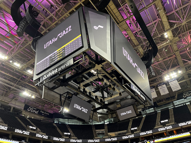 猶他爵士隊主場館中央LED斗型屏俯視照